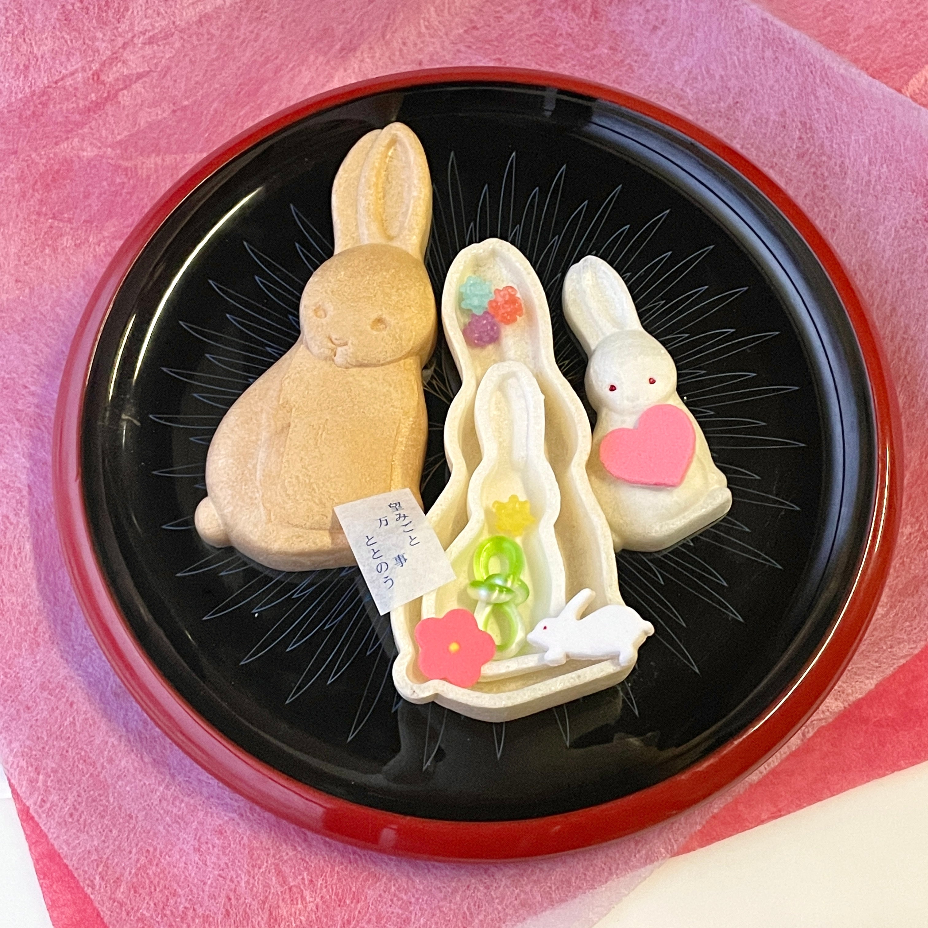 そっとひらくと うさぎ うさぎ 冬（大） 2個入り – 御菓子調進所 山海堂